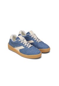 Zapatillas de lona azul con detalles en blanco, diseño de cordones, tejido texturizado y suela de goma, con detalle del logo en la lengüeta.