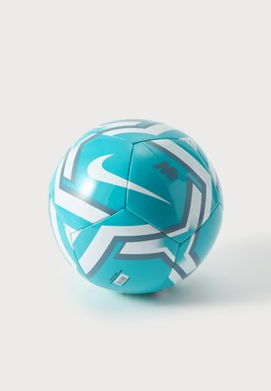 Тюркоазена футболна топка Nike с бели и сиви геометрични панели, заснета на изчистен светъл фон.