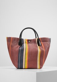 Gestreepte tote bag met een gestructureerde vorm, voorzien van rode, gele, blauwe en oranje strepen. Zwarte handvatten en een textuuroverfinish.