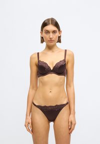 Καφέ σουτιέν με δαντέλα και τόνγκα που ταιριάζει, με ρυθμιζόμενους ιμάντες και λείο σατινέ φινίρισμα. Απλός σχεδιασμός με διακοσμητικά ανθέων από δαντέλα.