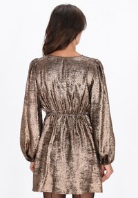 Bronzefarbenes Metallic-Kurzkleid mit Puffärmeln, elastischer Taille und glatter, strukturierter Oberfläche. Verfügt über einen runden Halsausschnitt und eine fließende Silhouette.