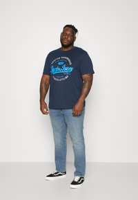 Jack & Jones JJMIKK TEE CREW NECK - T-shirts med print - navy blazer