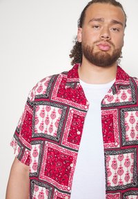 Pier One PAISLEY  - Camisa - red-beige