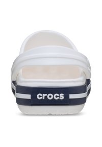 Białe plastikowe klapki Crocs z granatowym paskiem, z paskiem i logo na pięcie. Gładka tekstura i otwarty design dla wentylacji.