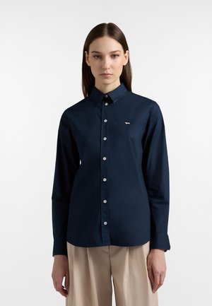 Camicia blu navy a maniche lunghe con colletto e bottoni, con un piccolo logo ricamato sul petto e bottoni argentati. Tessuto dalla texture liscia.