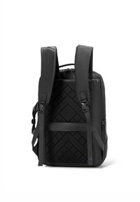 Sac à dos noir avec un motif texturé géométrique, des bretelles rembourrées et réglables, et une fermeture zippée. Fabriqué en matériau durable.