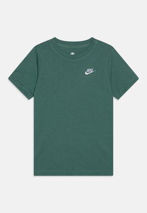 Ciemnozielona koszulka Nike z krótkim rękawem, okrągłym dekoltem i małym białym logo Nike na lewej piersi.