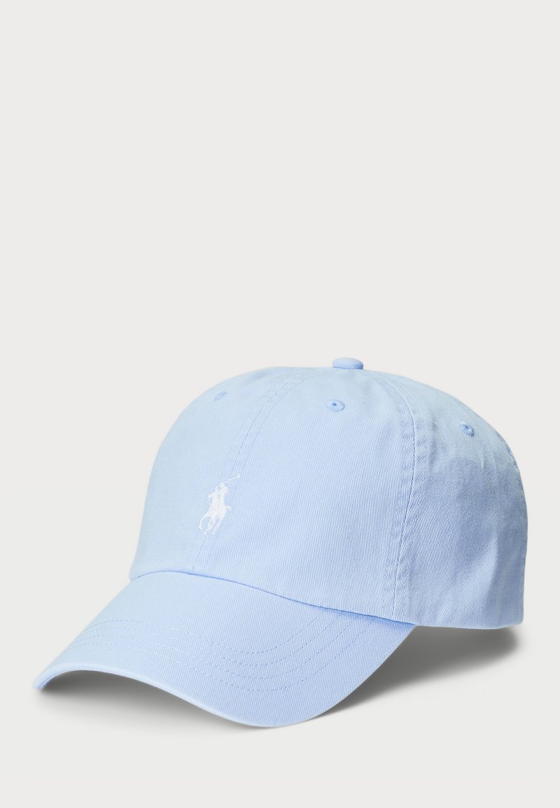 Cappellino in cotone azzurro chiaro con visiera curvata, dotato di un logo ricamato bianco sul fronte e fori di ventilazione sulla parte superiore.