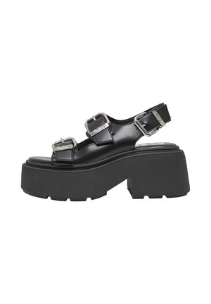 Zwarte platformsandalen met twee metalen gespsluitingen, een gestructureerde rubberen zool en een glad leren bovendeel, met een robuuste uitstraling.