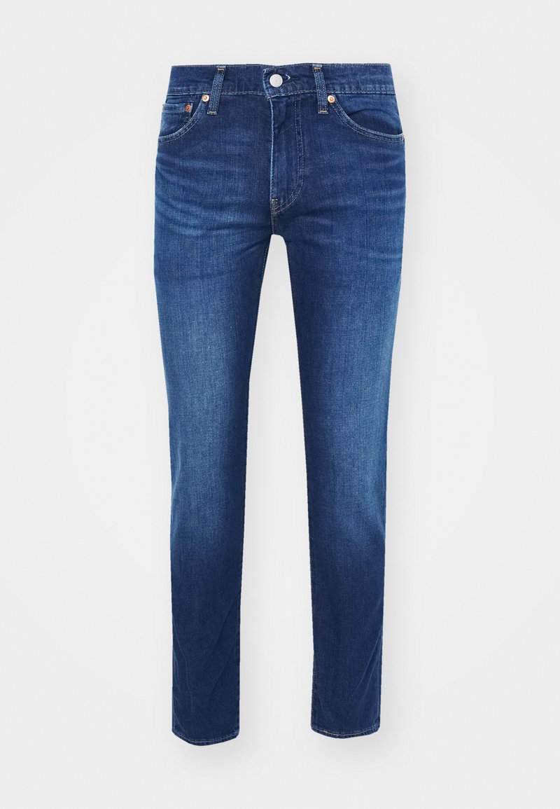 Jeans in denim blu scuro con taglio dritto, cinque tasche e chiusura con bottone, caratterizzati da cuciture a contrasto e un leggero effetto sfumato.
