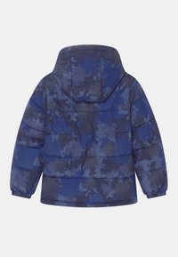Modrá prošívaná bunda s maskáčovým vzorem, s kapucí a elastickými manžetami, hladkým povrchem a prošíváním na zádech.