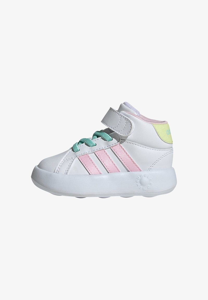 Sneakers alte bianche per bambini con strisce rosa, lacci verde menta e una fibbia in velcro. In pelle liscia e suola in gomma.