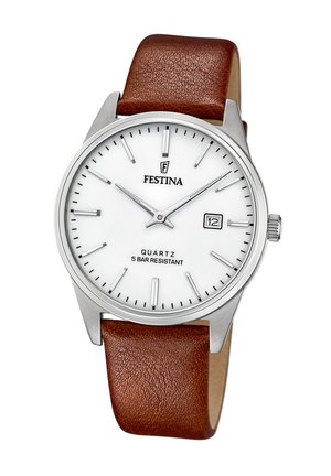 Montre-bracelet à quartz avec un cadran blanc, des marqueurs d'heure en ton argent, un boîtier en acier inoxydable et un bracelet en cuir marron. Affichage de la date à 12 heures.