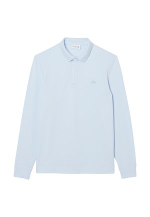 Ljusblå långärmad polo med krage, knapplist och subtilt broderad logotyp på bröstet.