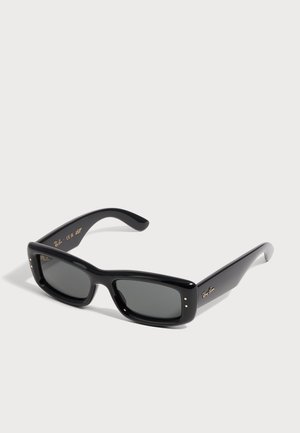 Czarne prostokątne okulary przeciwsłoneczne Ray-Ban z grubymi oprawkami i ciemnymi soczewkami, pokazane na jednolitym jasnym tle.