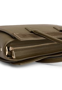 Borsa a tracolla in pelle martellata verde oliva con chiusura a zip, cuciture color crema e manici doppi. Presenta un accento in suede sul davanti.