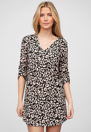 Vestido de leopardo con mangas cortas, escote en V, base negra y manchas beige. Tejido suave con un ajuste holgado, de longitud por encima de la rodilla.