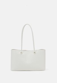 Biała prostokątna torebka z długimi, cienkimi, podwójnymi paskami na ramię i gładką, skórzaną teksturą na białym tle.