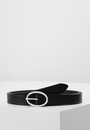 Zwarte leren riem met een afgeronde zilveren metalen gesp, keurig opgerold en geplaatst op een witte ondergrond.