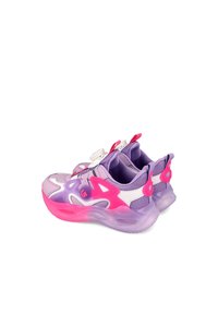 Zapatillas moradas y rosas con una mezcla de malla y materiales sintéticos, que cuentan con una suela translúcida gruesa y acentos audaces para un interés visual.