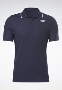 Námořnická modrá polo košile Reebok s klasickým límcem, třemi knoflíky a bílým lemem na límci a rukávech. M�ěkká, texturovaná látka.