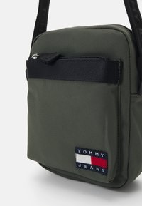 Tommy Jeans ESSENTIAL DAILY REPORTER UNISEX - Torba preko tijela - pewter green