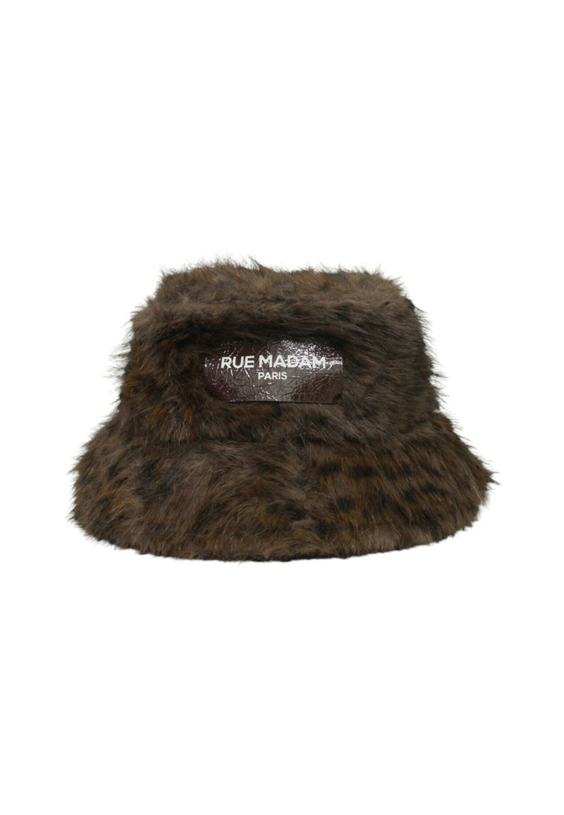 Cappello a secchiello in pelliccia sintetica marrone con una texture morbida, caratterizzato da una toppa in pelle con stampa a rilievo "RUE MADAM PARIS" sulla parte anteriore.