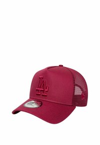 Cappellino bordeaux con pannello frontale rigido e retro in rete. Presenta un logo "LA" ricamato. Visiera piatta e chiusura snapback regolabile.