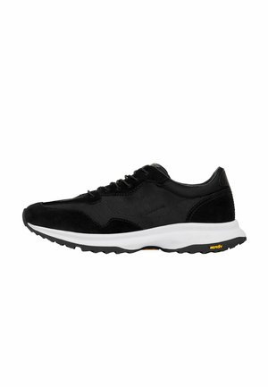 Sneakers noirs en daim avec une surface texturée, semelle intermédiaire blanche contrastante et semelle en caoutchouc avec des détails de traction. Conception à lacets.