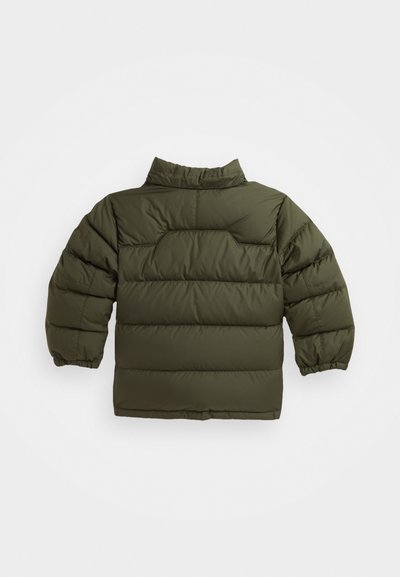 Chaqueta acolchada color verde oliva con cuello alto, puños elásticos y un diseño acolchado en la parte posterior, fabricada con un material sintético suave.