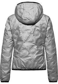 Zilveren pufferjack met een gestructureerde afwerking en numerieke patronen. Capuchonontwerp met elastische manchetten en zoom.