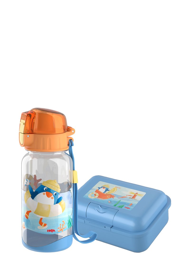 Plastikwasserflasche mit orangefarbigem Klappdeckel, versehen mit einem Pinguin-Motiv in Blau und Weiß, neben einer hellblauen Brotdose mit einem ähnlichen Design.
