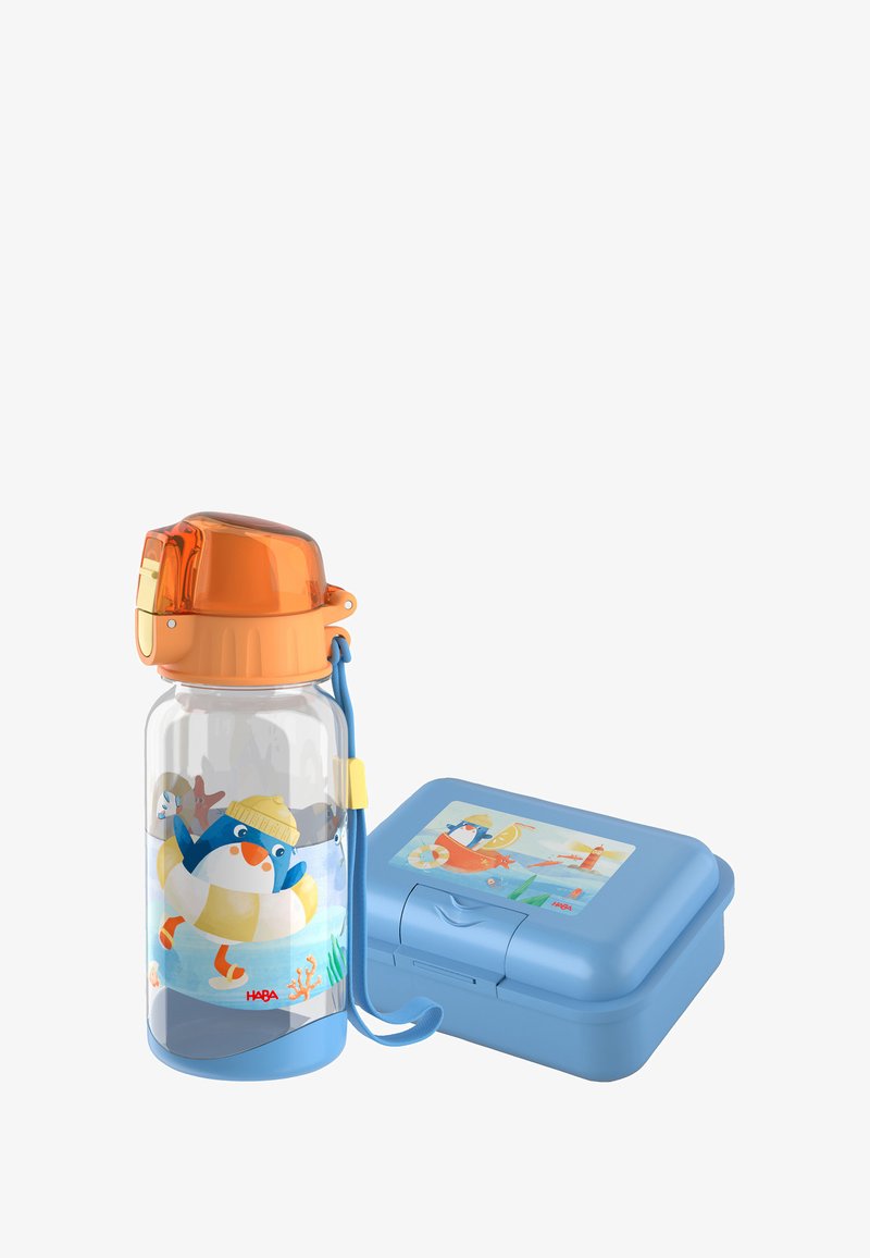 Plastikwasserflasche mit orangefarbigem Klappdeckel, versehen mit einem Pinguin-Motiv in Blau und Weiß, neben einer hellblauen Brotdose mit einem ähnlichen Design.