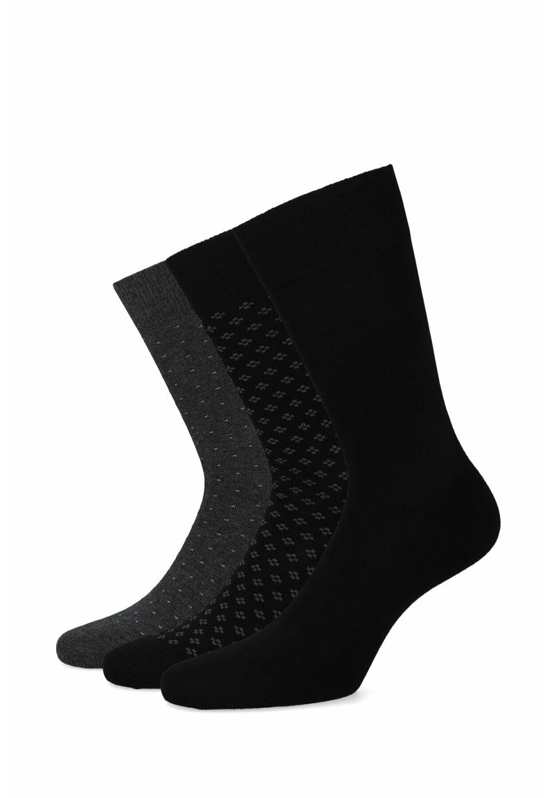 Trzy pary skarpetek: jedne w głębokiej czerni, drugie w ciemnoszarym z jasnoniebieskimi kropkami, a trzecie czarne z fakturowanym wzorem. Wszystkie mają średniej długości mankiety i gładkie wykończenie.