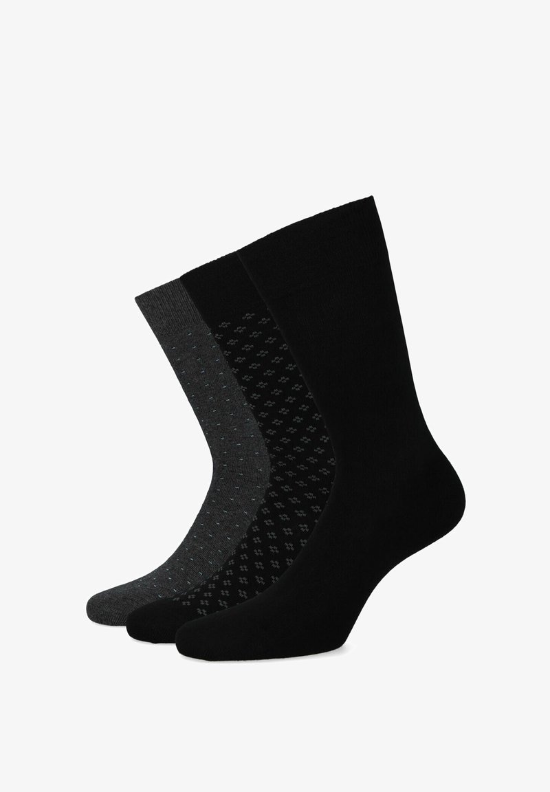 Trzy pary skarpetek: jedne w głębokiej czerni, drugie w ciemnoszarym z jasnoniebieskimi kropkami, a trzecie czarne z fakturowanym wzorem. Wszystkie mają średniej długości mankiety i gładkie wykończenie.