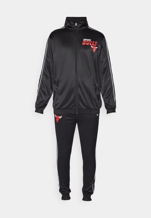 Fekete tréningruha fényes anyagból, zipzáros dzsekivel, amelyen piros Chicago Bulls logó található, valamint hasonló logóval és fehér csíkokkal ellátott nadrággal.