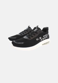Fekete sportcipők, hálós anyagból, fehér középtalppal és jól látható "U.S. POLO ASSN." logóval. Fűzős záródású és párnázott talpú.