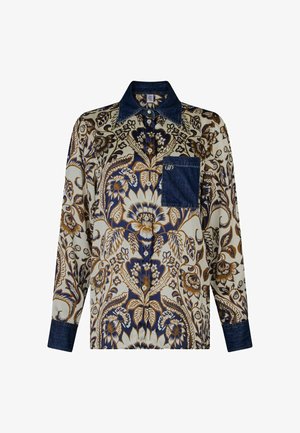 Chemise à manches longues arborant un motif floral en beige, brun et bleu, avec des accents en denim sur le col et la poche.