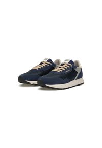 Sneaker blu navy con una combinazione di tessuto e suede, lacci beige, accentuazioni grigie e una suola nera testurizzata. Presenta un logo sulla linguetta.