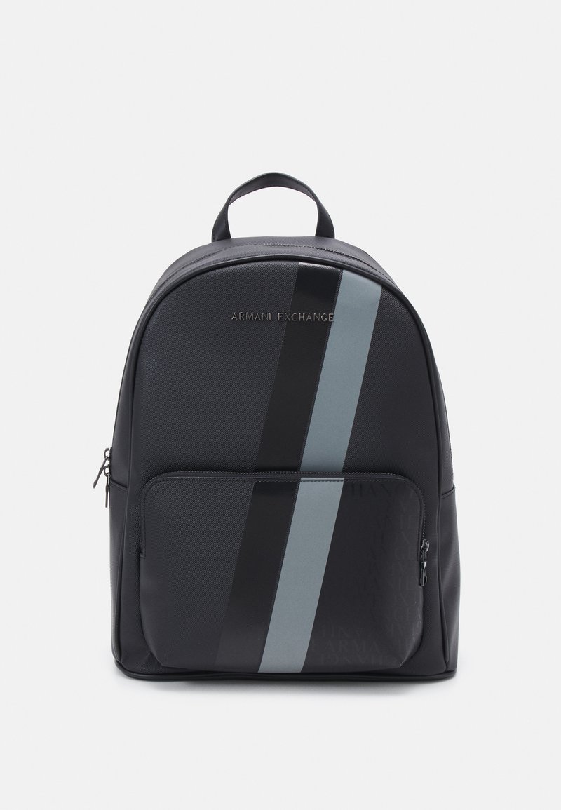 Zaino in nylon nero con un evidente motivo a strisce blu e nere. Include una tasca anteriore con zip e una maniglia superiore per un facile trasporto.