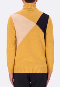 Maglione giallo senape in maglia a coste, con colletto alto e design a blocchi di colore geometrico in beige e blu navy. Finitura testurizzata.