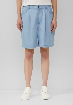 Lichtblauwe denim shorts met plooien, vijf-pocket ontwerp en een klassieke tailleband met knoopsluiting. Afgewerkt met opgerolde zomen.