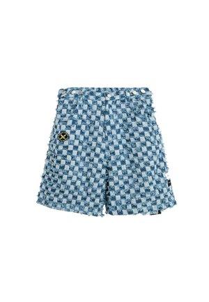 Pantalones cortos de talle alto con textura de flecos a cuadros en azul y azul claro, botones plateados en la cintura y un parche redondo negro y dorado en el lateral.