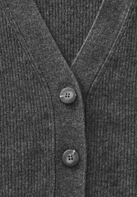 Cardigan en maille côtelée gris foncé avec décolleté en V et deux grands boutons ronds gris fixés au centre devant.