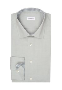 Camicia grigia chiara realizzata in tessuto testurizzato. Presenta un colletto e polsini interni a fantasia con bottoni bianchi e un design classico.