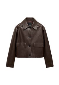Brązowa skórzana kurtka sięgająca do talii z ostrym kołnierzem, zapinana z przodu na guziki, z dwiema naszywanymi kieszeniami na piersi. Gładka struktura o matowym wykończeniu.