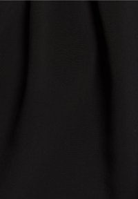 Musta kangas, sileä rakenne, keskikokoinen paino, hillitty kiilto, laskeutuvat laskokset, ilman näkyviä kuvioita tai saumoja. Sopii monenlaisiin tekstiilisovelluksiin.