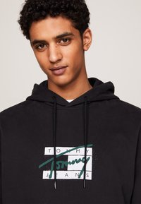 Tommy Jeans GRAFFITI SIGNATURE HOOD UNISEX - Mikina - black