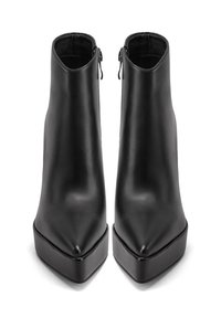Stivaletti neri in pelle con punta appuntita, design elegante, tacco alto a blocco e chiusura laterale con cerniera. Texture liscia, stile minimalista.