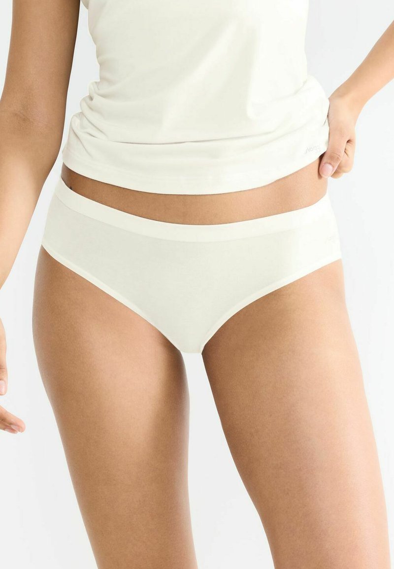 Beige Baumwollmischung Hipster-Slips mit einem breiten elastischen Bund. Der Stoff ist weich mit einer glatten Textur und minimalen Nähten für hohen Komfort.